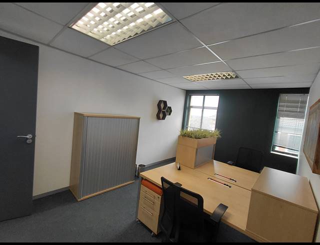 25.30M² OFFICE TO LET IN FOURWAYS